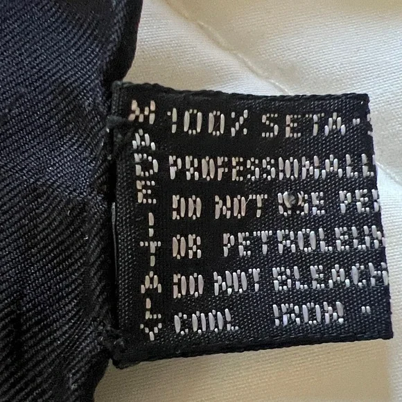 Authentic Versace Baroque Design Black Gold Printed 100% Silk Twill Scarf 33.5" - Picture 10 of 16